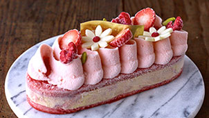 誕生日ケーキ ピンクで可愛らしいアントルメグラッセ
