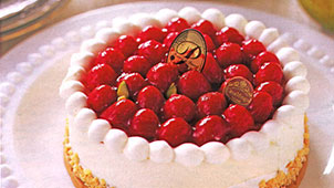真っ赤な木苺がたっぷり盛られた誕生日ケーキ