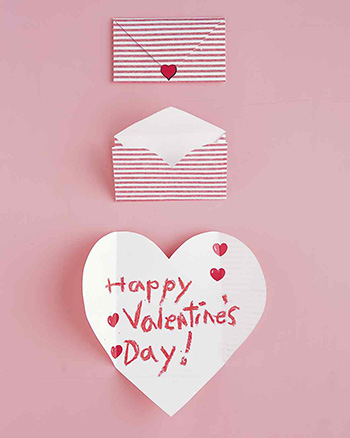 ハート形の手紙の折り方を工夫してる素敵なバレンタインの手紙　手作りアイデア