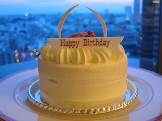 誕生日・バースデーケーキ　真横　夜景　画像
