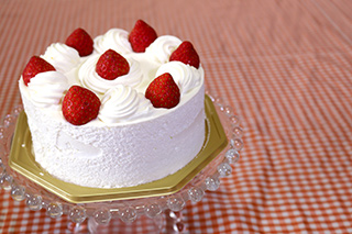苺のバースデーケーキ（斜め上から撮影）横長写真