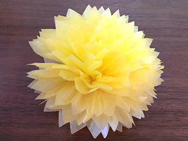 フラワーポムの作り方　お花紙で作るペーパーポンポン　黄色　広げる