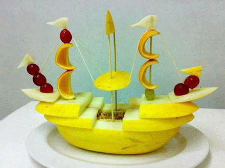 フルーツを組み合わせて作った海賊船