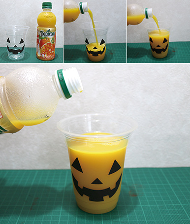 オレンジジュースを入れる　ジャック・オ・ランタン風ドリンクカップの作り方