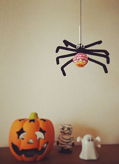 上から紐で吊るす　スパイダーキャンディーの作り方　ハロウィン飾りDIY　クモのキャンディー　チュッパチャップス