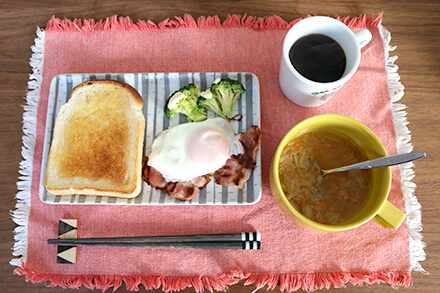 朝食のワンプレート　北欧デザイン 可愛い 波佐見焼き 四角い皿 Scandinavia　食器のプレゼント