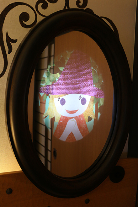ハッピーマジックルーム　見習い魔女の「ティアラ」が鏡の中に現れる仕掛け　ヒルトン東京ベイのハッピーマジックルーム 口コミ　レビュー