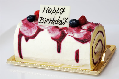 カシスのロールケーキ　誕生日ケーキ