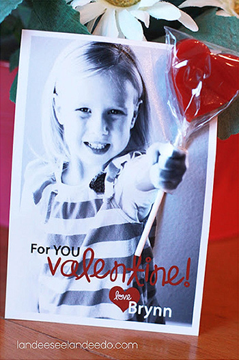 写真の女の子が実物のキャンディー持ってる！　素敵なバレンタインカード　手作りアイデア
