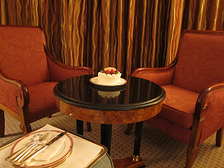 バースデーケーキ（ホテル室内）の写真
