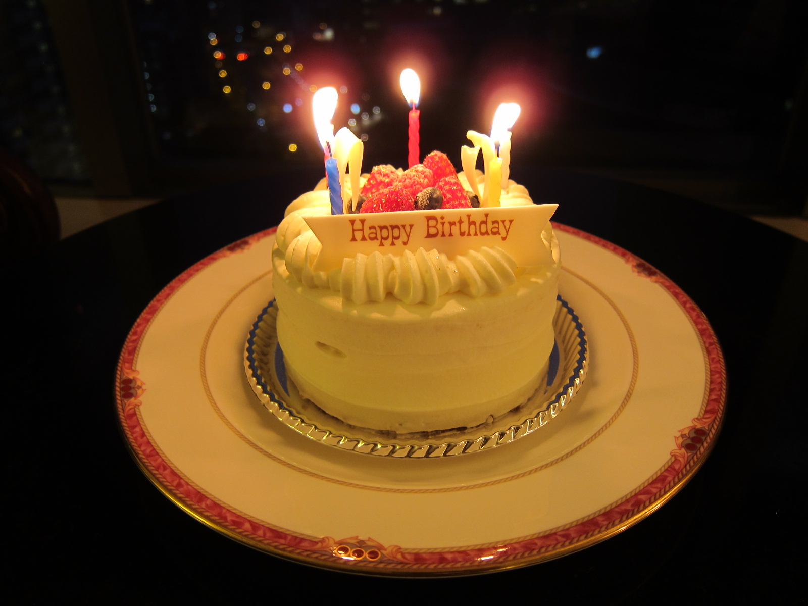 誕生日・バースデーケーキ　引き　消灯　暗い　画像