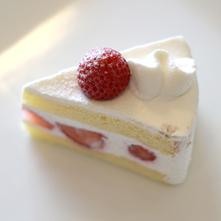 苺のショートケーキ1ピースの写真