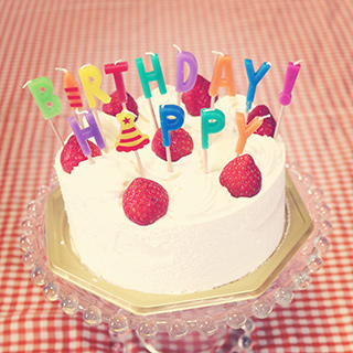 苺のバースデーケーキ（HAPPY BIRTHDAYの文字のキャンドル）