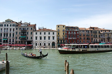 イタリア　ベネツィア　水路の風景