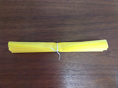 フラワーポムの作り方　お花紙で作るペーパーポンポン　黄色　ビニ帯で留める