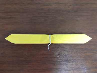 フラワーポムの作り方　お花紙で作るペーパーポンポン　黄色　先をカットする