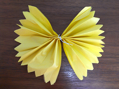 フラワーポムの作り方　お花紙で作るペーパーポンポン　黄色　広げる