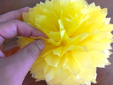 フラワーポムの作り方　お花紙で作るペーパーポンポン　黄色　花びらを整える