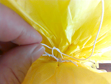 フラワーポムの作り方　お花紙で作るペーパーポンポン　黄色　紐を結びつける