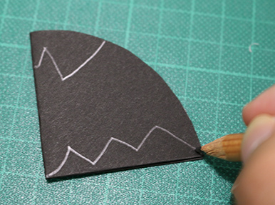 コウモリの形に切り抜くためのガイドを鉛筆で描く｜ハロウィンパーティー演出に！コウモリ風ストローマーカーの作り方