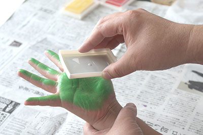 手形アートの作り方-手にスタンプインクを塗る