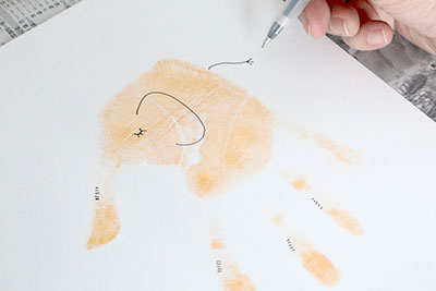 手形アートの作り方-ゾウの目や耳、尻尾などを書く