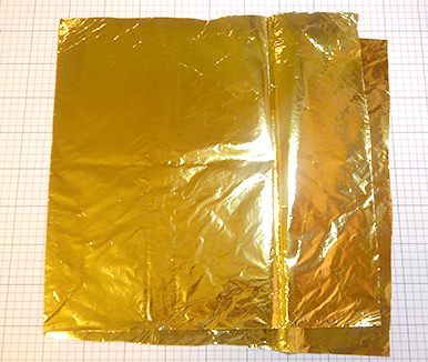 金色の包装紙を用意　100均グッズで作る　くす玉の作り方
