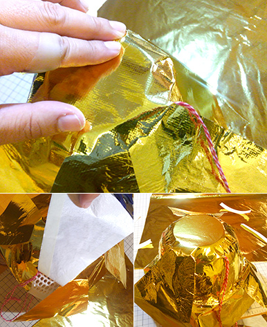 金色の包装紙を貼る　100均グッズで作る　くす玉の作り方