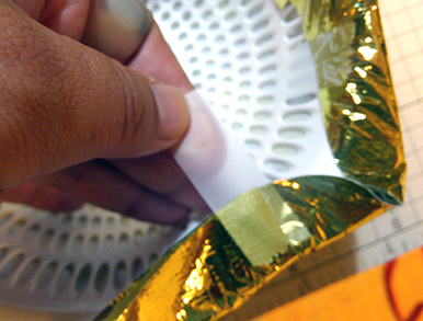 金色の包装紙を貼る　100均グッズで作る　くす玉の作り方