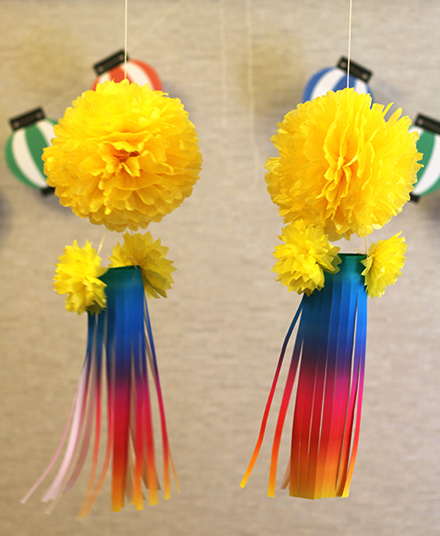 夏祭りパーティー演出の時に吊るした時のイメージ　ペーパーフラワーで作る虹色の素敵な七夕飾り（吹流し）