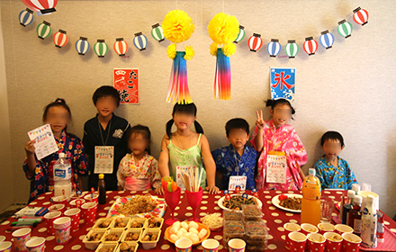 浴衣や甚平の子供たち　夏祭り・縁日テーマのパーティー演出　お誕生会　キッズパーティー