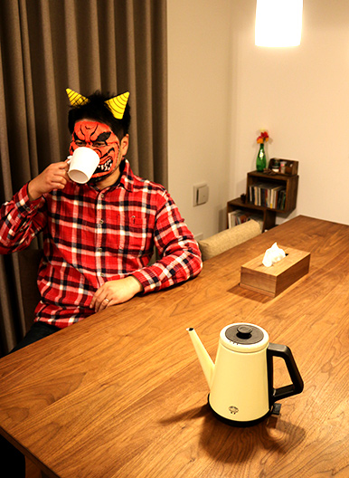 お茶飲んでる鬼　マスキングテープで作る立体的な鬼の面の作り方　鬼のお面　節分演出アイデア　手作り　DIY