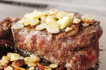 鉄板 楽笑　名物『肉の塊ステーキ』　凄いインパクトの料理