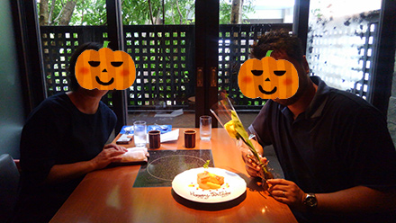 二人で記念撮影　青山 牛彩　誕生日祝いにおすすめのレストランレビュー、口コミ