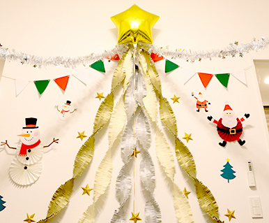 スノーマンペーパファン　クリスマスパーティーの飾り付け　クリスマスツリー　サンタのペーパーファン