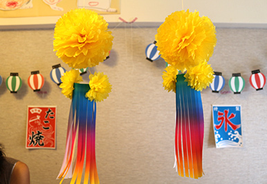 夏祭りパーティー演出の時に吊るした時のイメージ　ペーパーフラワーで作る虹色の素敵な七夕飾り（吹流し）