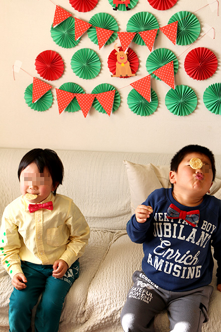 顔の上でお菓子を動かして食べるゲーム　クリスマスアクティビティ　キッズパーティー演出
