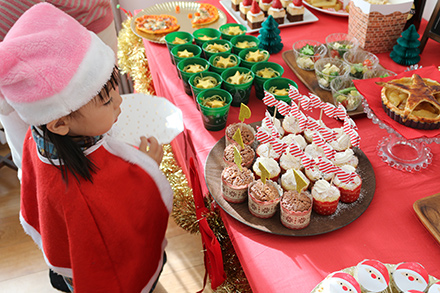 クリスマスパーティー　ブッフェ　料理を取りに来る子供たち2