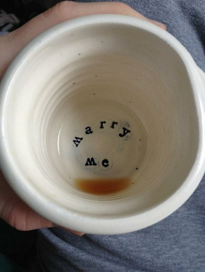 コーヒーを飲み終わった時にカップの底にメッセージが現れるプロポーズ