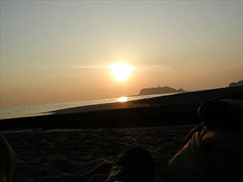 友達みんなで海でバーベキューしに行って、夕暮れサプライズ　彼女が喜ぶ誕生日サプライズ