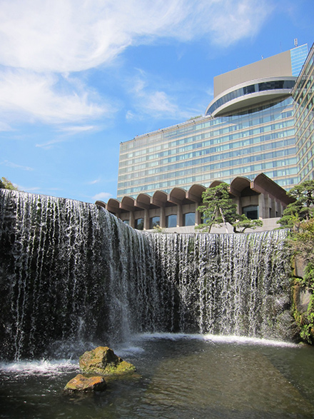 日本庭園　滝　ホテルニューオータニ　ガーデンラウンジ　サンドウィッチ＆スイーツビュッフェ