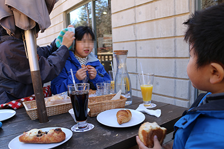 ベーカリーカフェ「panpapan de cafe」　テラス席　星野リゾート リゾナーレ八ヶ岳