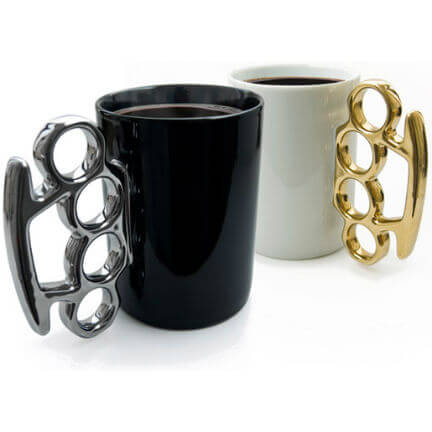 メリケンサックを持ち手にした大きなマグカップ『Knuckle Duster Mug!』