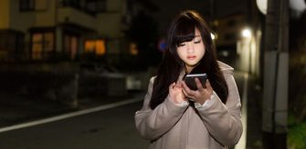 夜中の12時に誕生日おめでとうの電話をかける女子