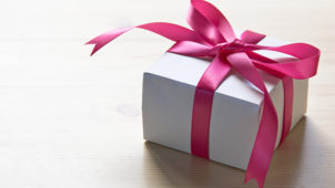 玄関あけたら巨大プレゼント箱が置かれている！誕生日サプライズ