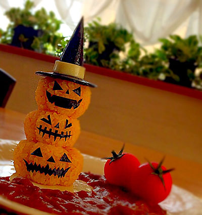 ライスで作ったジャックオーランタンタワーが可愛い！「ハロウィン★カレー」