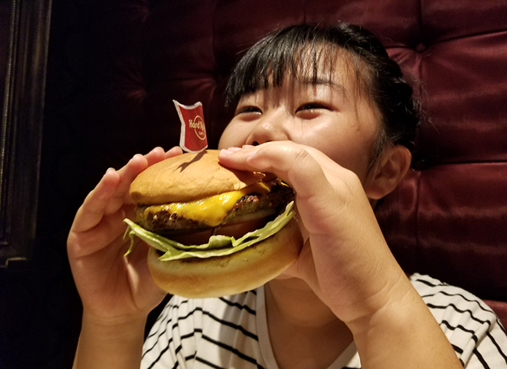 ビッグチーズバーガーを食べるところ