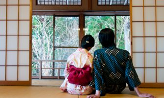 温泉旅館でラブラブなカップル