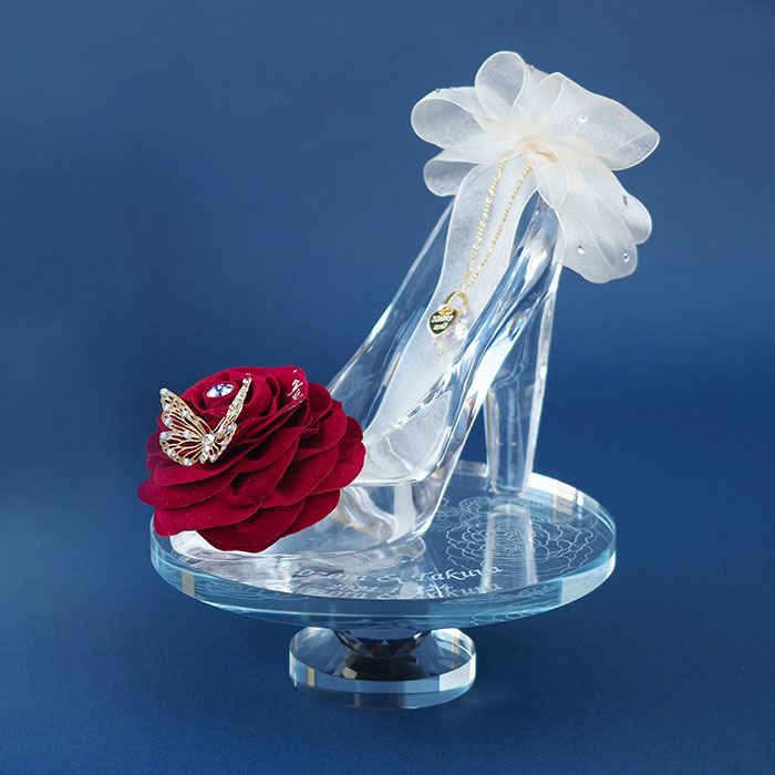 赤いバラのシンデレラのガラスの靴　プリンセスローズ