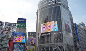 渋谷駅前「QFRONT」の大型ビジョンでおめでとうのメッセージ！